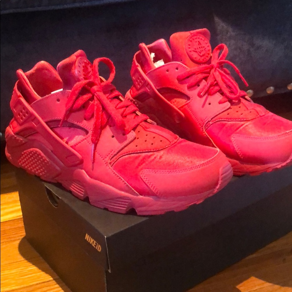 NIKE HUARACHES RED